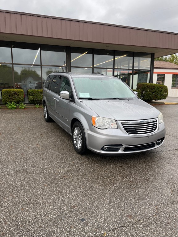 2014 Chrysler Town & Country Image 1