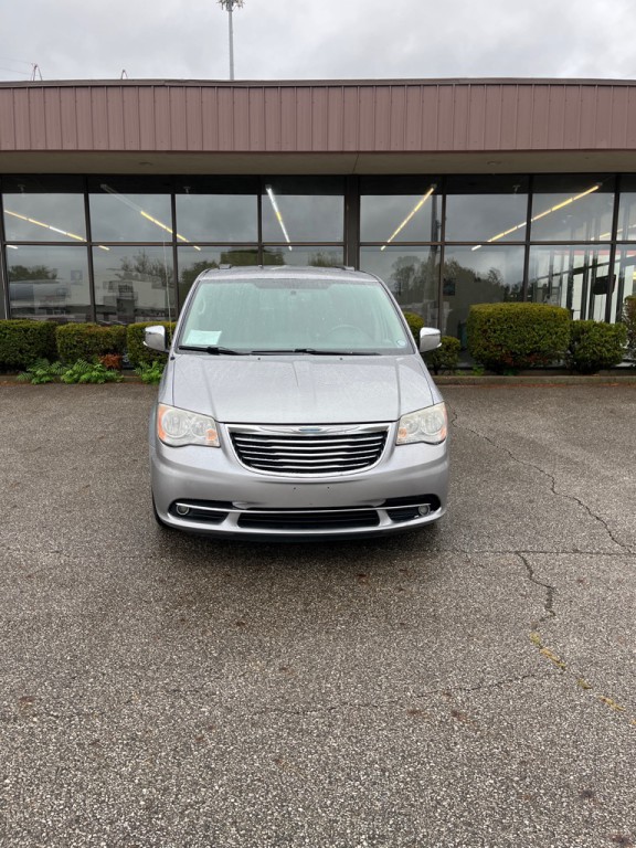 2014 Chrysler Town & Country Image 2
