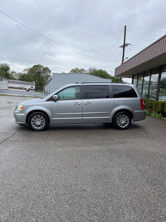 2014 Chrysler Town & Country Image 4