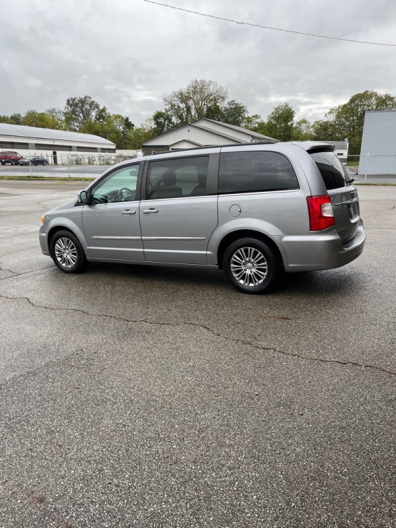 2014 Chrysler Town & Country Image 5
