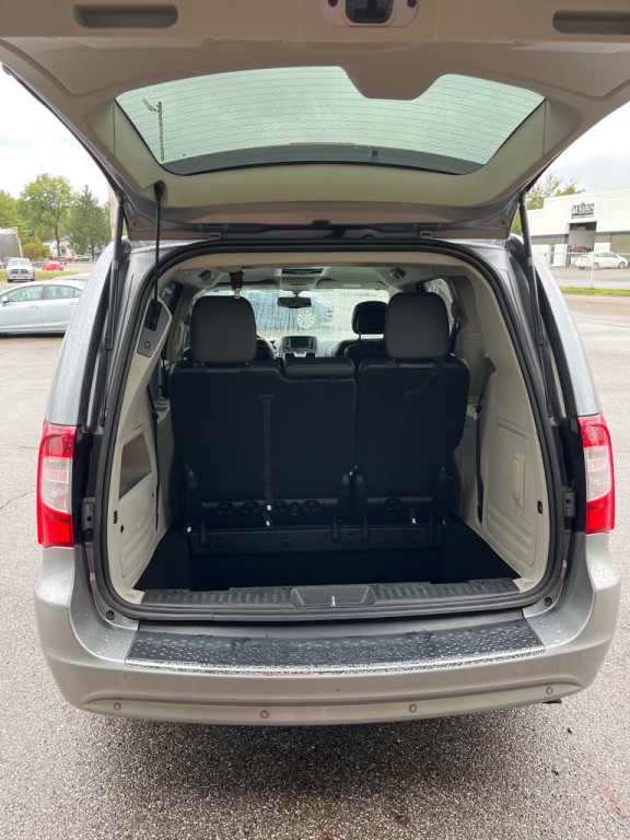 2014 Chrysler Town & Country Image 7