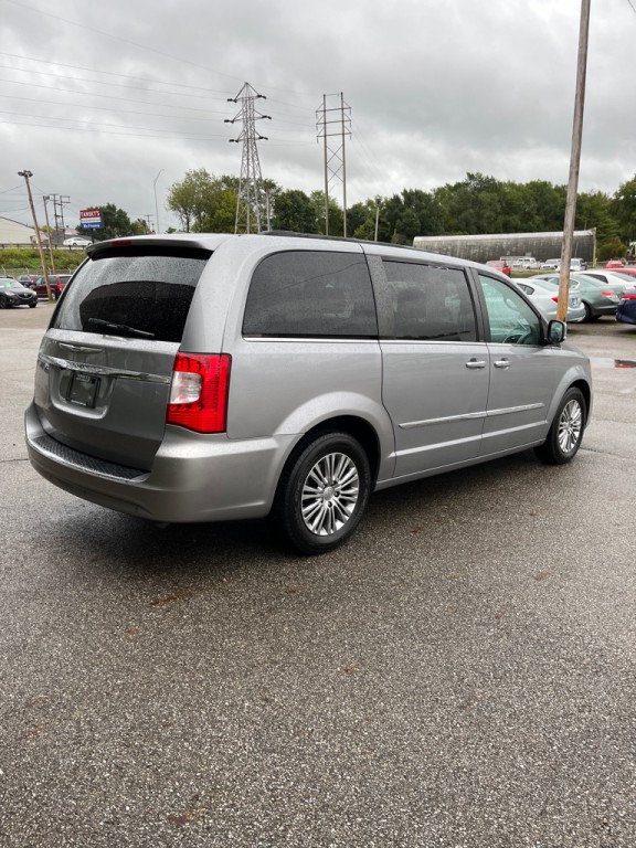 2014 Chrysler Town & Country Image 8