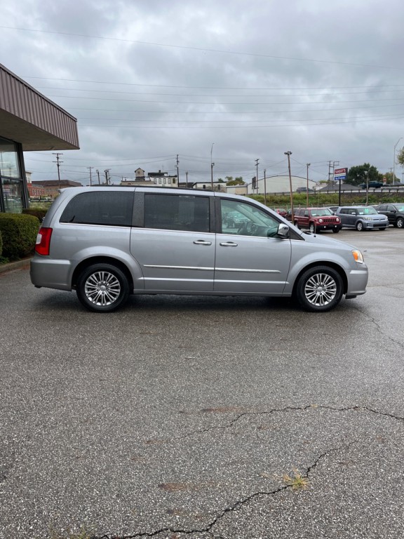 2014 Chrysler Town & Country Image 9
