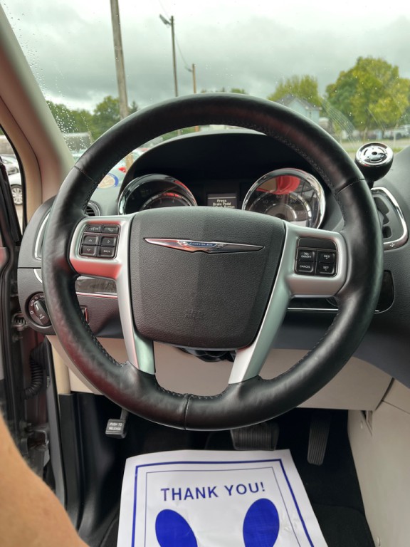 2014 Chrysler Town & Country Image 10