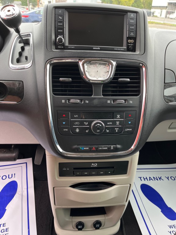 2014 Chrysler Town & Country Image 11