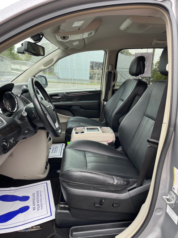 2014 Chrysler Town & Country Image 12