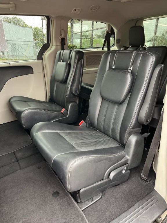 2014 Chrysler Town & Country Image 13