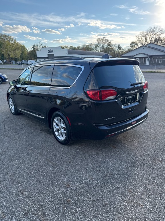 2017 Chrysler Pacifica Image 3