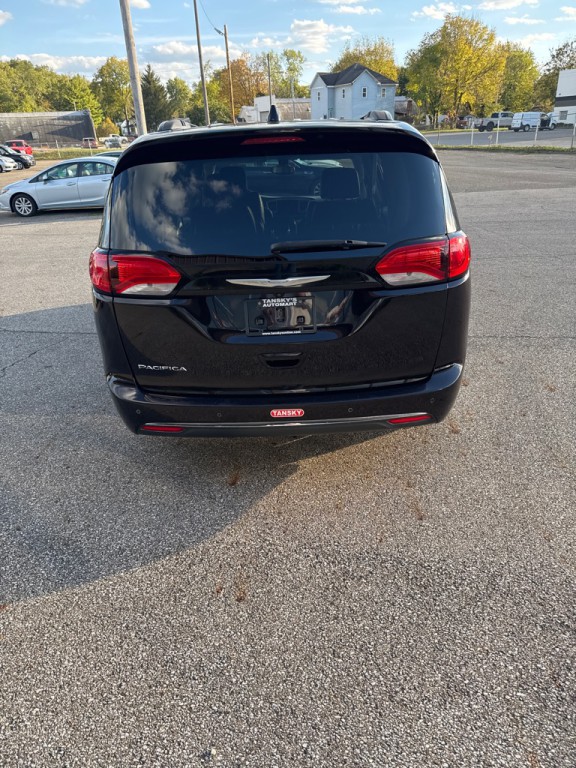 2017 Chrysler Pacifica Image 4