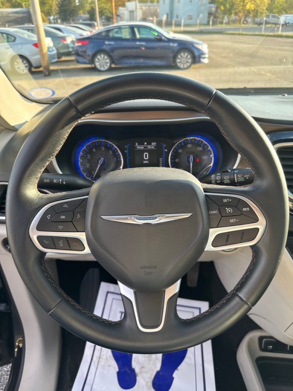 2017 Chrysler Pacifica Image 6