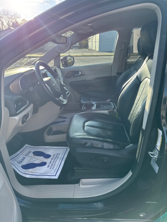 2017 Chrysler Pacifica Image 8