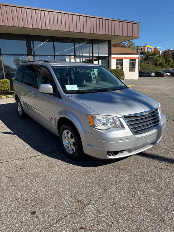 2010 Chrysler Town & Country Image 1