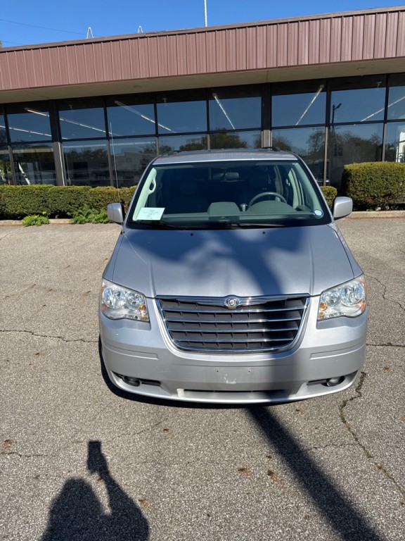 2010 Chrysler Town & Country Image 2