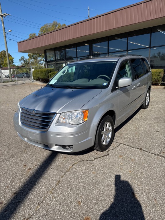 2010 Chrysler Town & Country Image 3