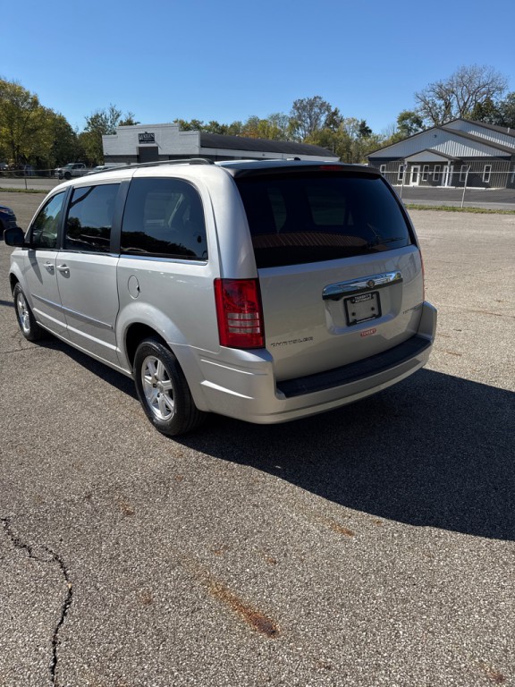 2010 Chrysler Town & Country Image 4