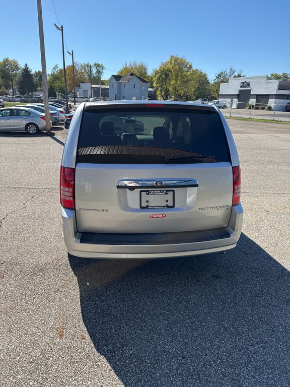 2010 Chrysler Town & Country Image 5