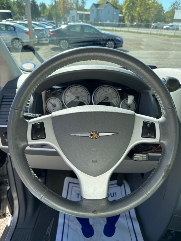 2010 Chrysler Town & Country Image 7