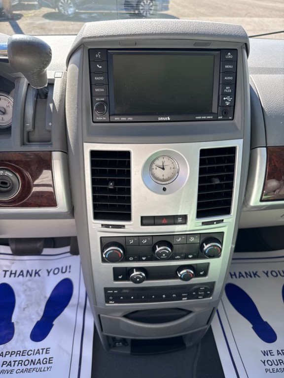 2010 Chrysler Town & Country Image 8