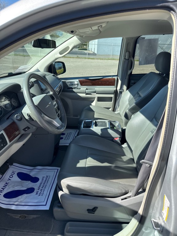 2010 Chrysler Town & Country Image 9