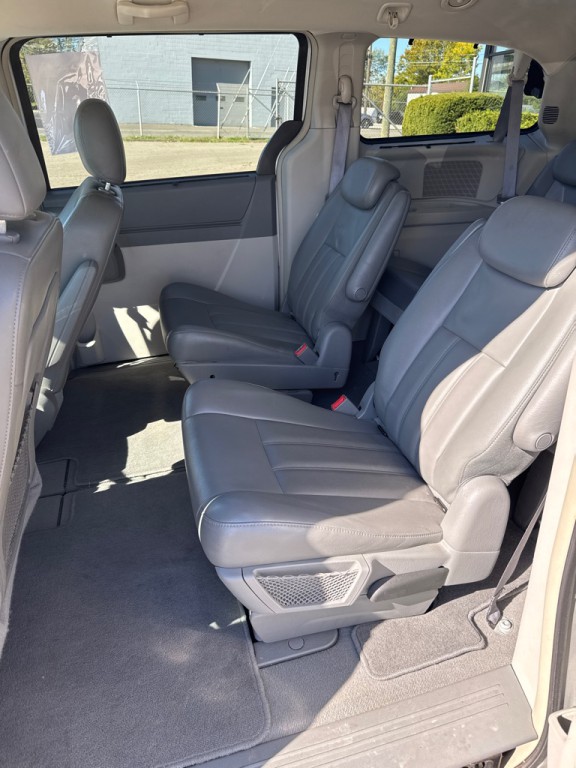 2010 Chrysler Town & Country Image 10