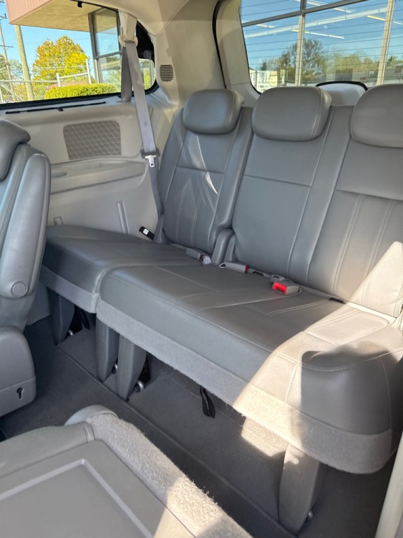 2010 Chrysler Town & Country Image 11