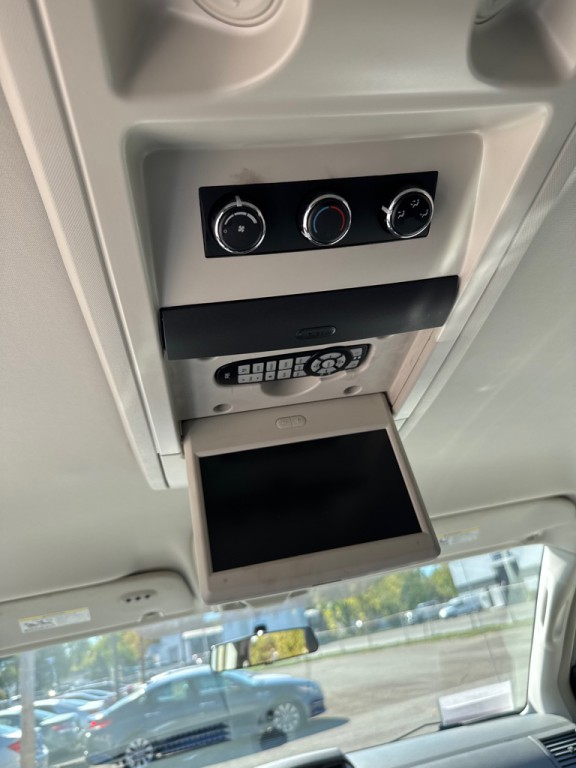 2010 Chrysler Town & Country Image 12