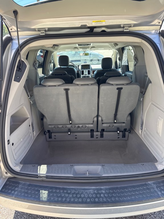 2010 Chrysler Town & Country Image 13