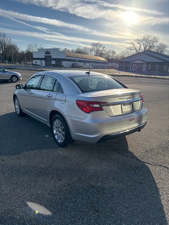 2012 Chrysler 200 Image 4