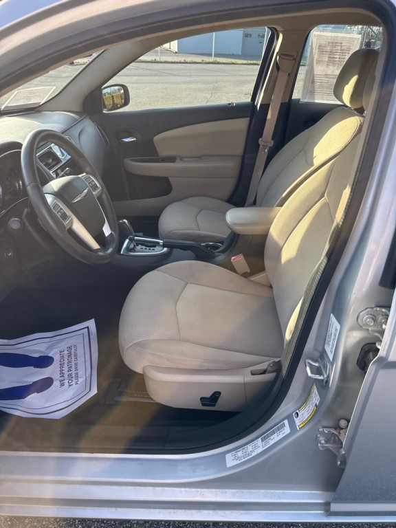 2012 Chrysler 200 Image 9