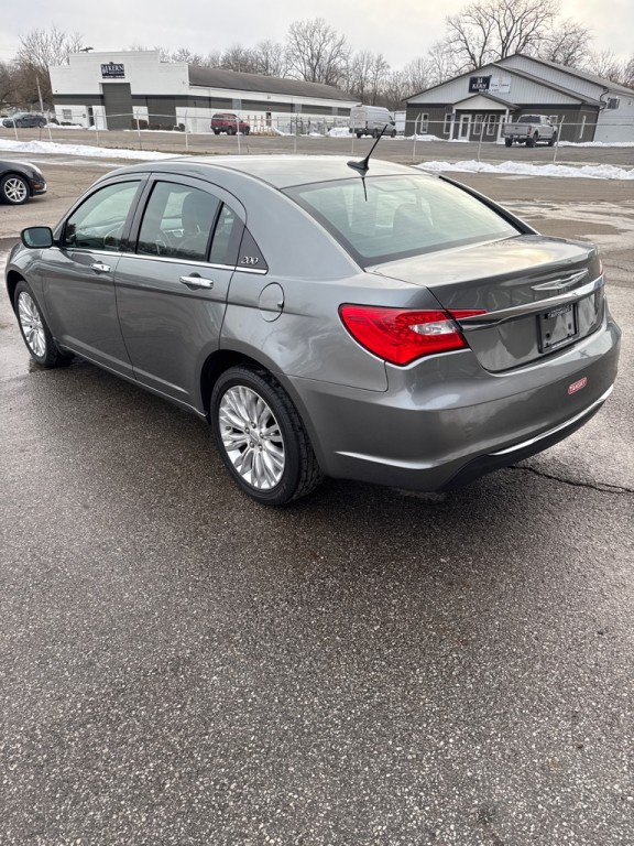 2011 Chrysler 200 Image 4