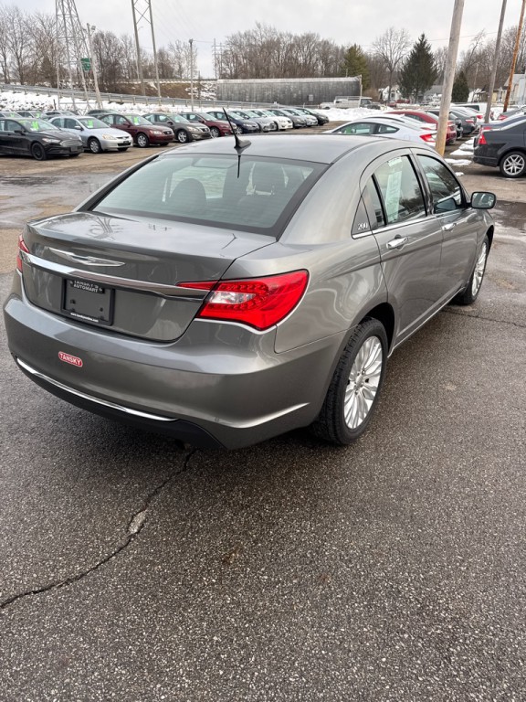 2011 Chrysler 200 Image 6