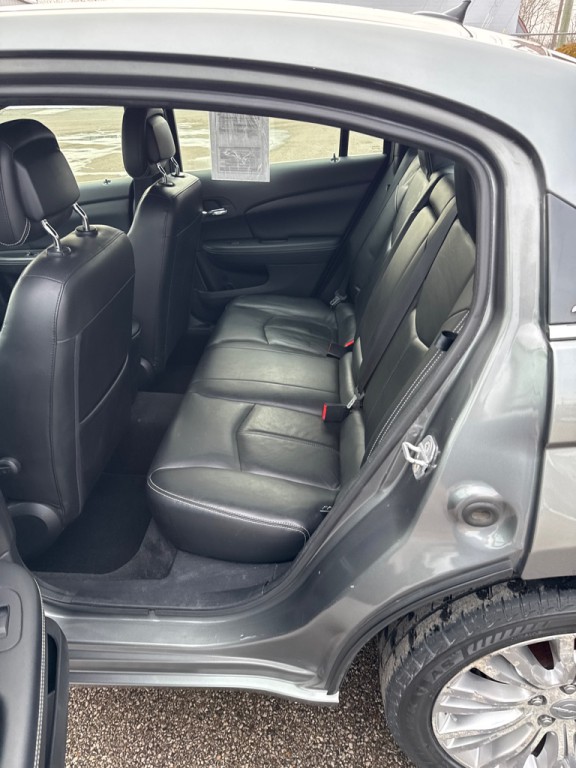 2011 Chrysler 200 Image 10