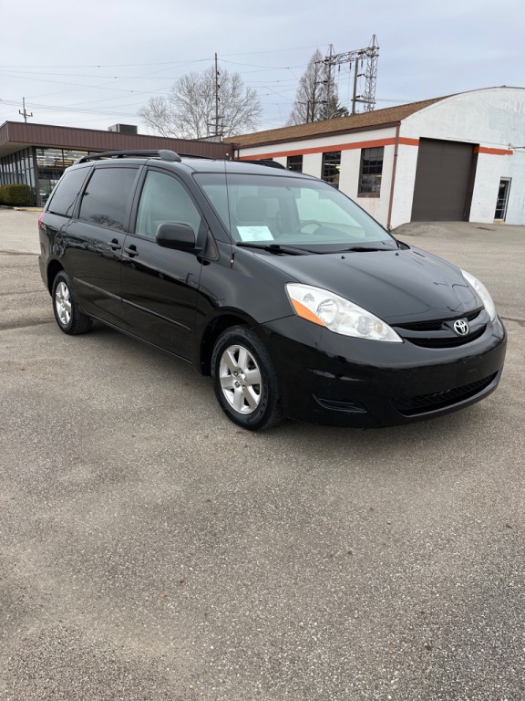 2008 Toyota Sienna Image 1