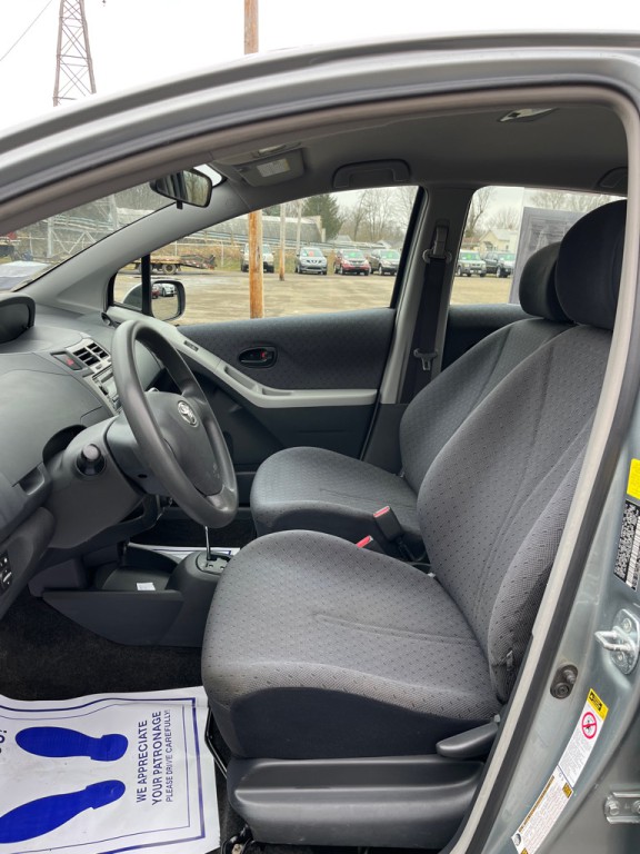 2010 Toyota Yaris Image 11