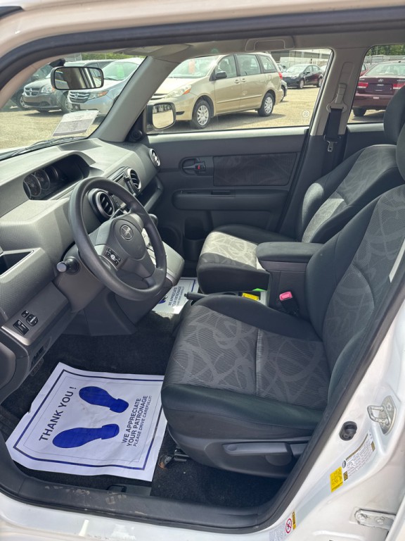 2015 Scion xB Image 9