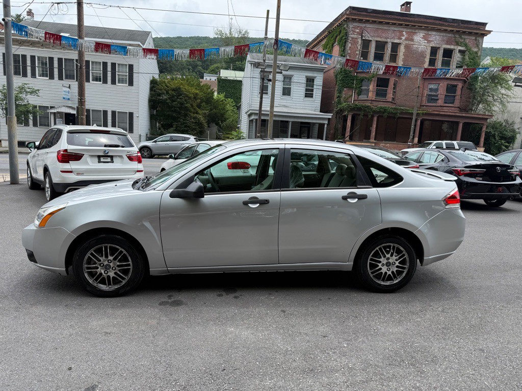 2010 Ford Focus Image 2