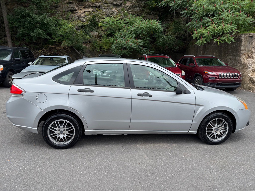 2010 Ford Focus Image 6