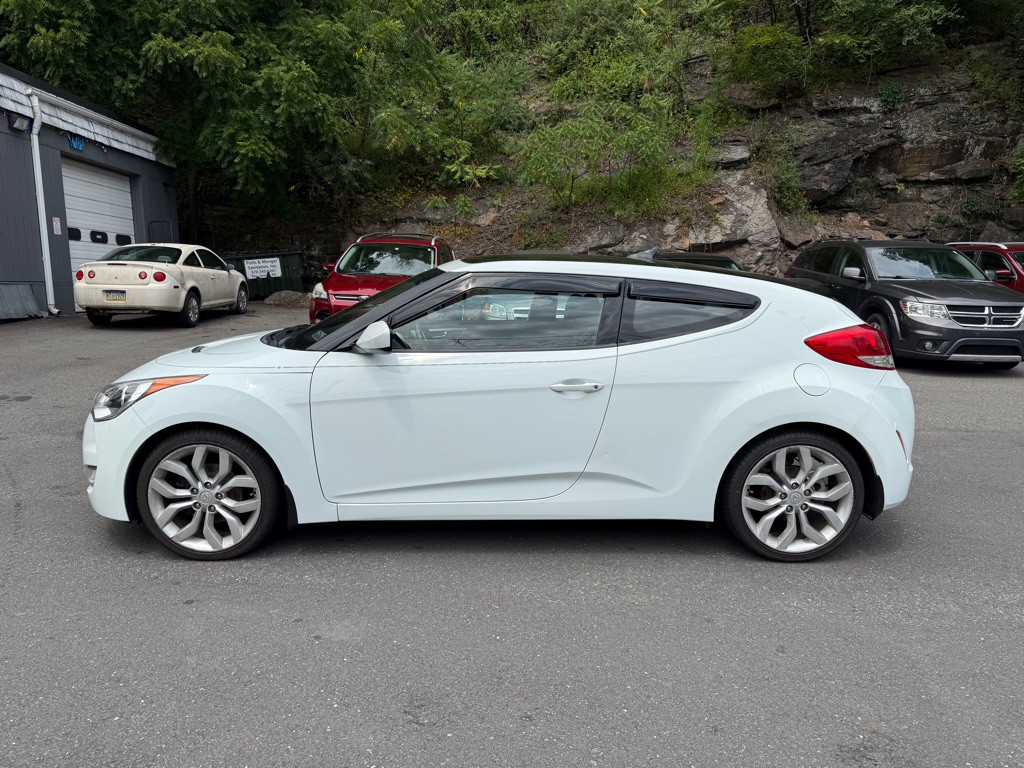 2013 Hyundai Veloster Image 2