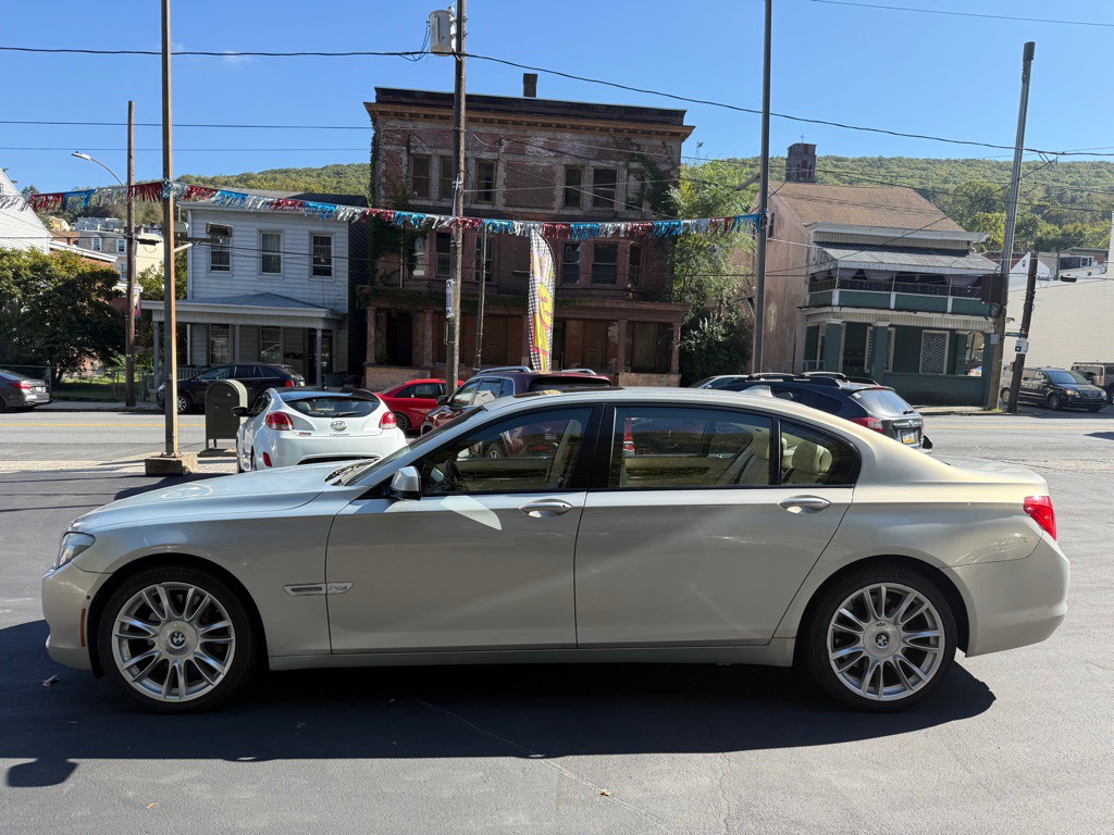 2011 BMW 7 Series Image 2
