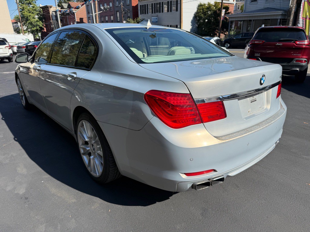 2011 BMW 7 Series Image 3