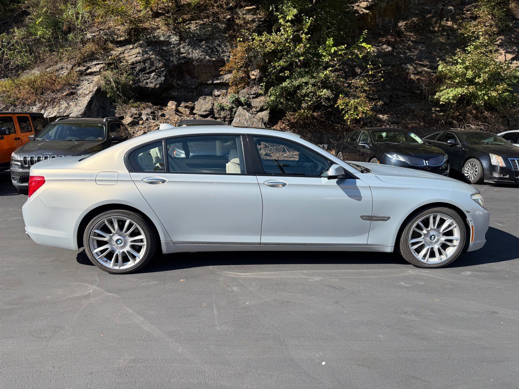 2011 BMW 7 Series Image 8