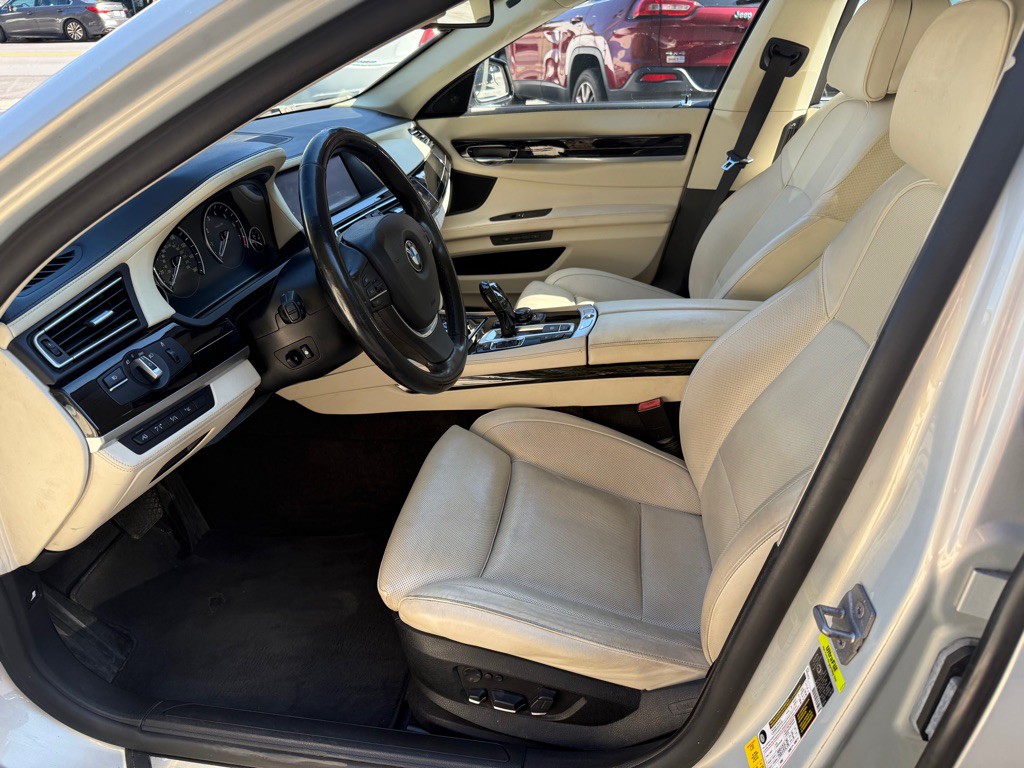 2011 BMW 7 Series Image 12