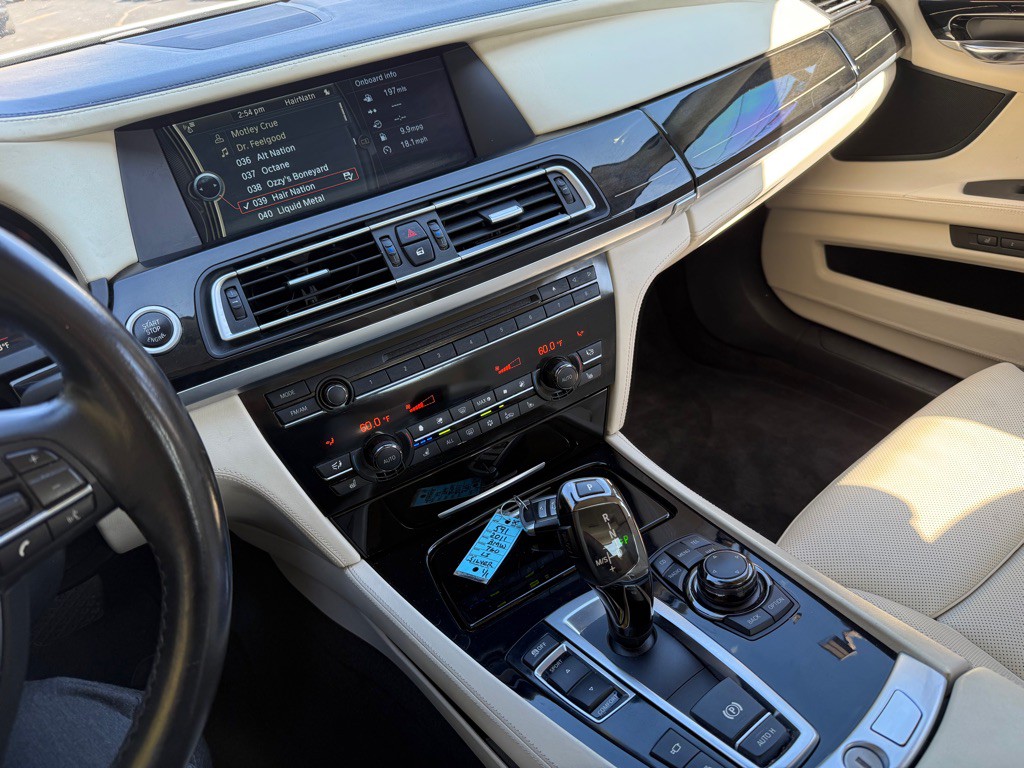 2011 BMW 7 Series Image 18