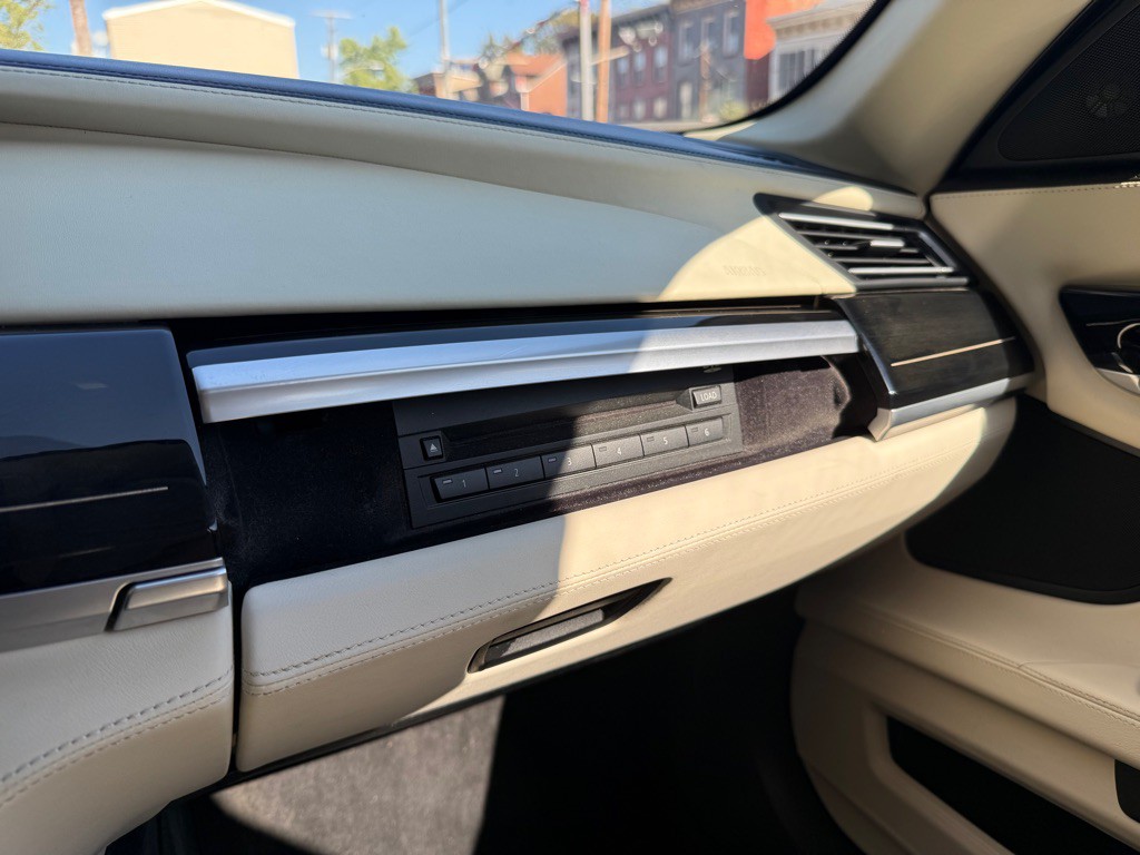 2011 BMW 7 Series Image 24