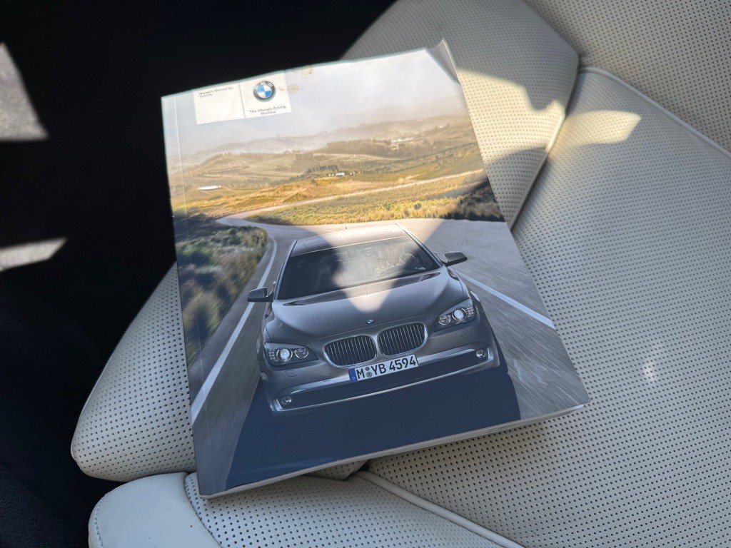 2011 BMW 7 Series Image 25