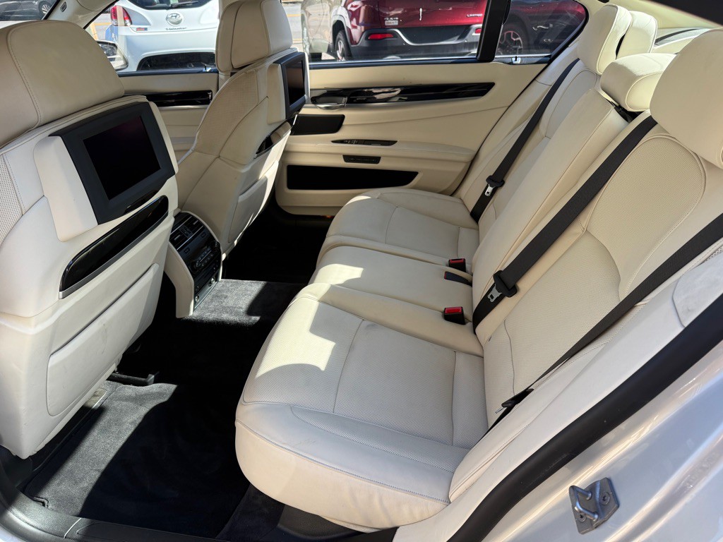2011 BMW 7 Series Image 26