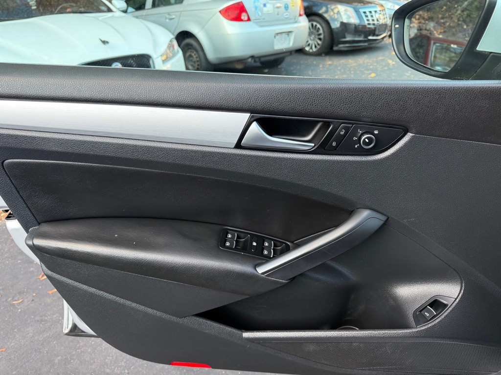 2012 Volkswagen Passat Image 18