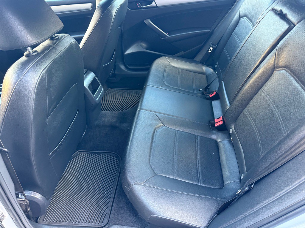 2012 Volkswagen Passat Image 19