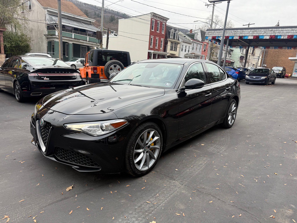 2017 Alfa Romeo Giulia Image 1