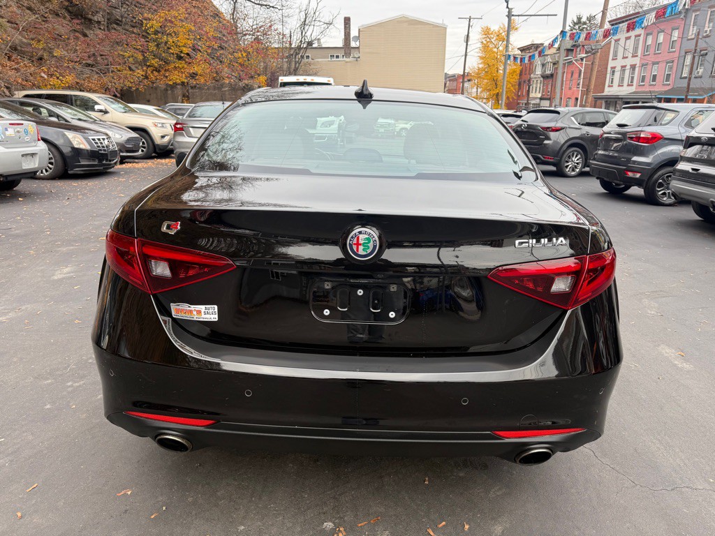2017 Alfa Romeo Giulia Image 4